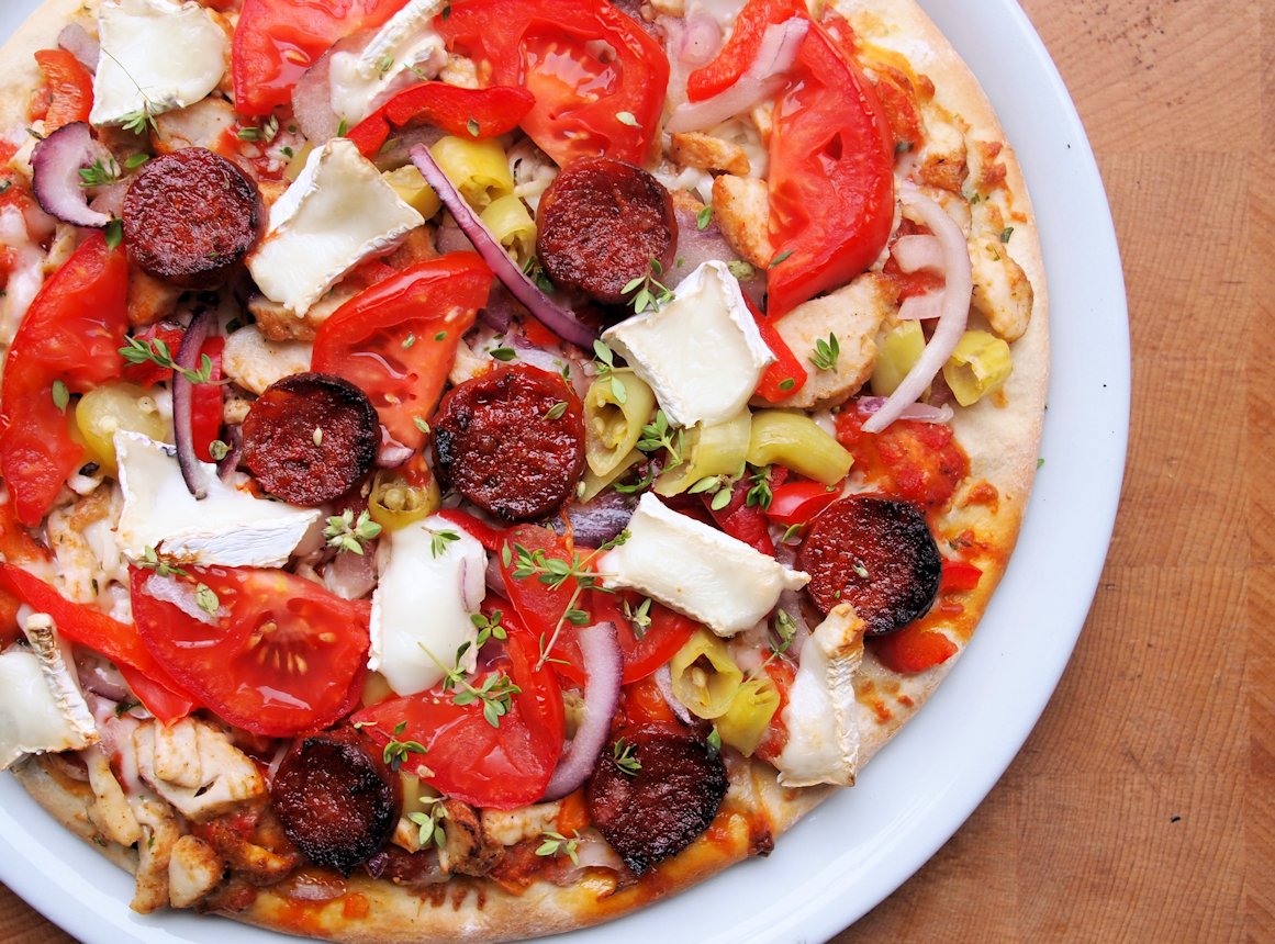 piquant-pizza-with-goat-s-cheese-chorizo-and-chillies-for-a-great