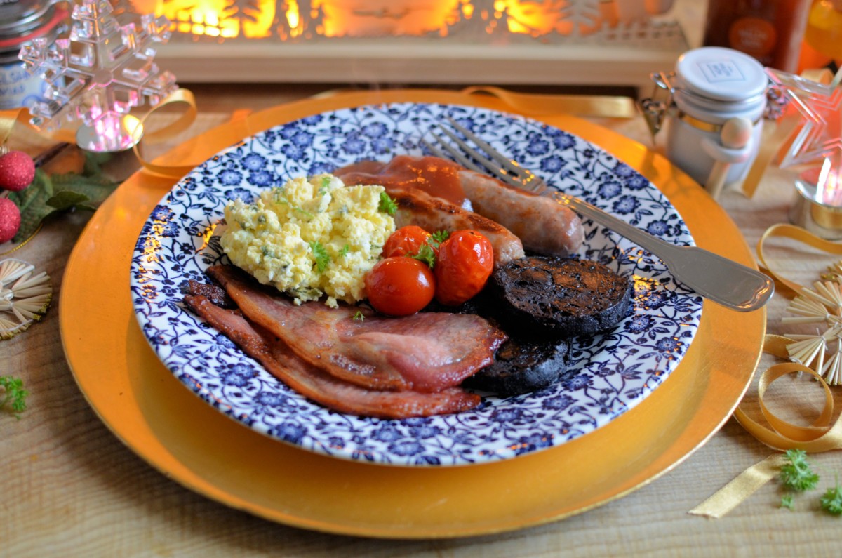 One Tray Welsh Breakfast With Scrambled Eggs - Lavender And Lovage